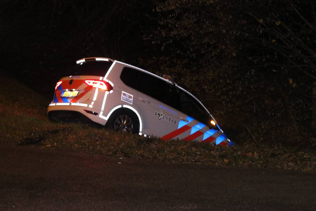 Politieauto vliegt uit bocht en belandt in sloot