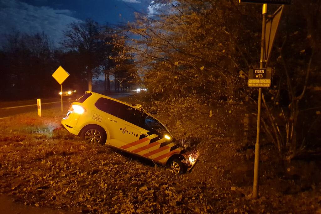 Politieauto vliegt uit bocht en belandt in sloot