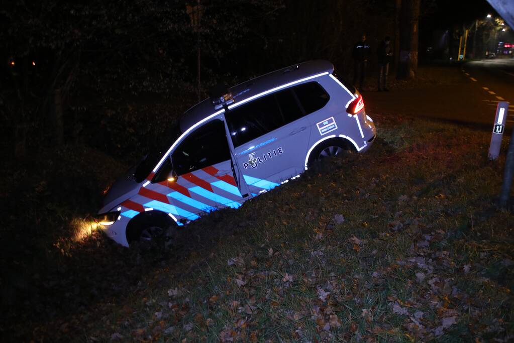 Politieauto vliegt uit bocht en belandt in sloot