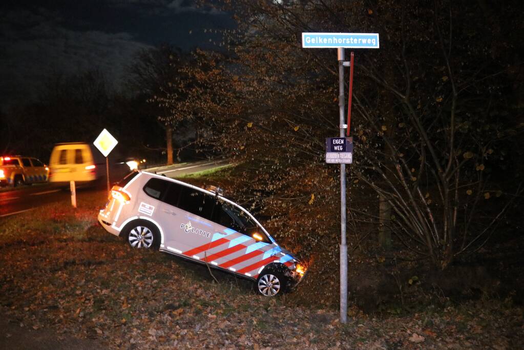 Politieauto vliegt uit bocht en belandt in sloot