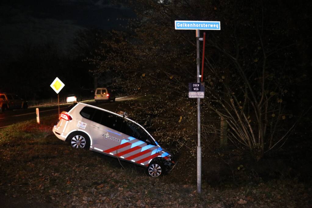 Politieauto vliegt uit bocht en belandt in sloot