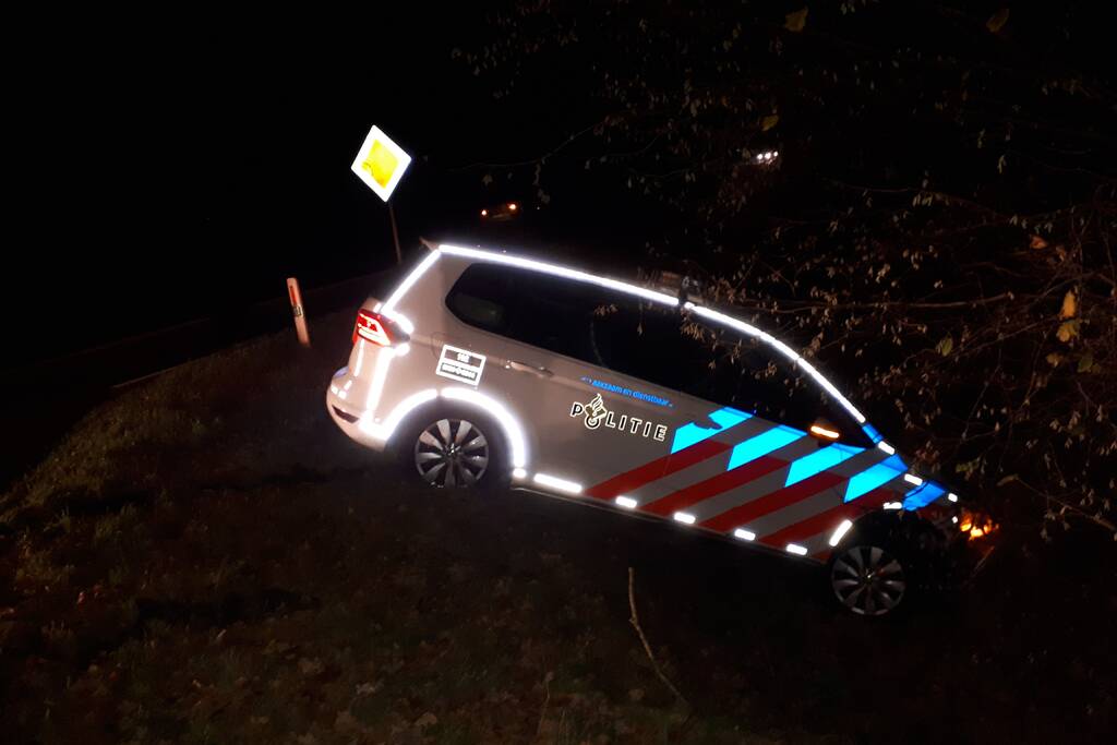 Politieauto vliegt uit bocht en belandt in sloot