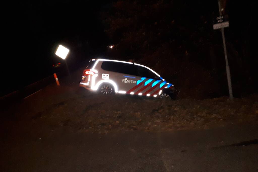 Politieauto vliegt uit bocht en belandt in sloot