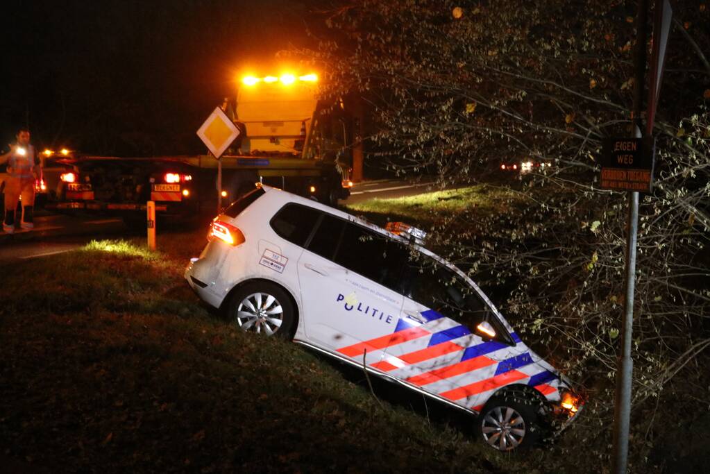 Politieauto vliegt uit bocht en belandt in sloot