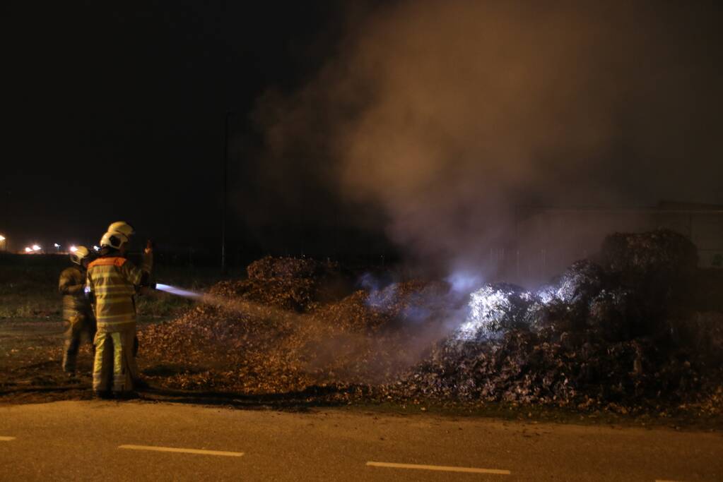 Berg met bladeren in brand gestoken bij voetbalvereniging VOP