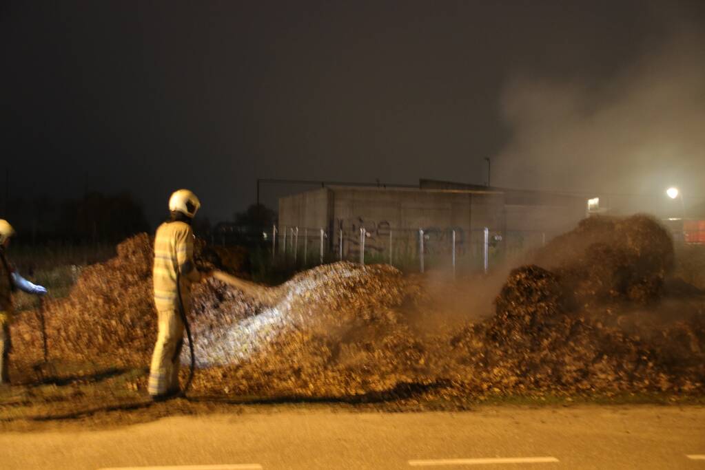 Berg met bladeren in brand gestoken bij voetbalvereniging VOP