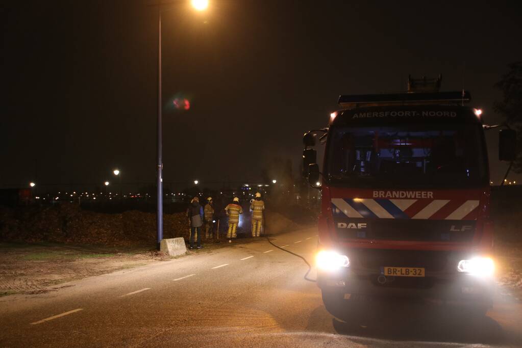 Berg met bladeren in brand gestoken bij voetbalvereniging VOP