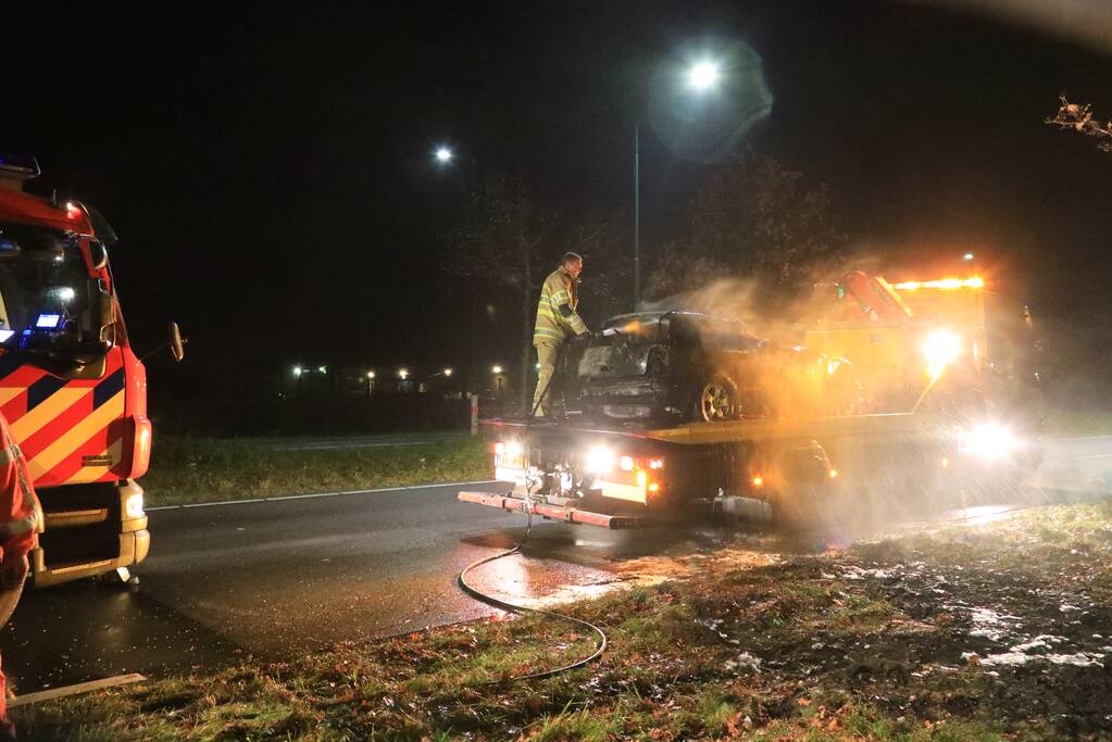 Voertuigbrand laait opnieuw op