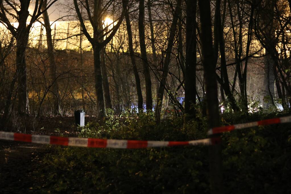 Overleden persoon aangetroffen in park