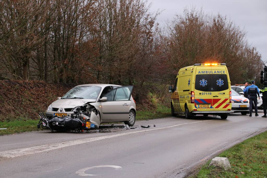 Lesmotor in botsing met auto