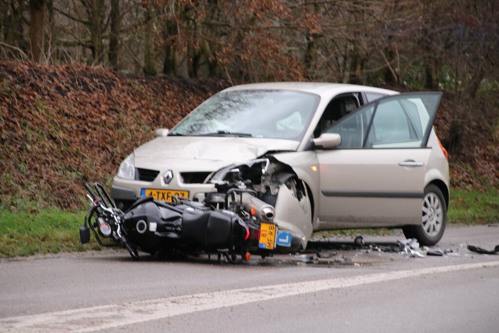 Lesmotor in botsing met auto