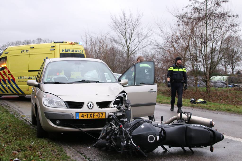 Lesmotor in botsing met auto