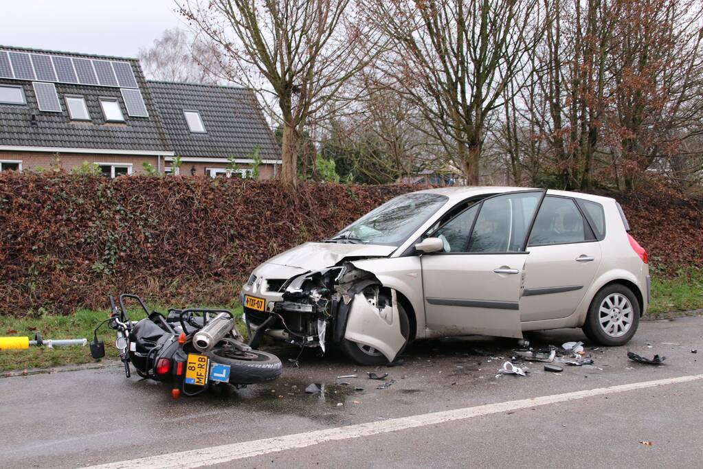 Lesmotor in botsing met auto