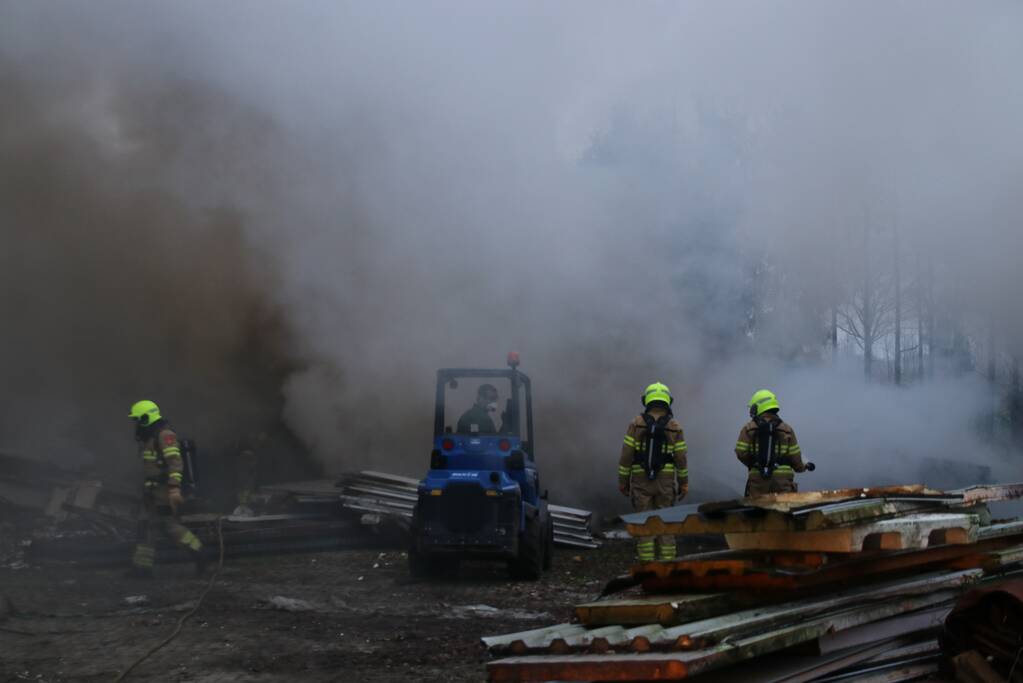 Vuurwerk zet berg afval in brand