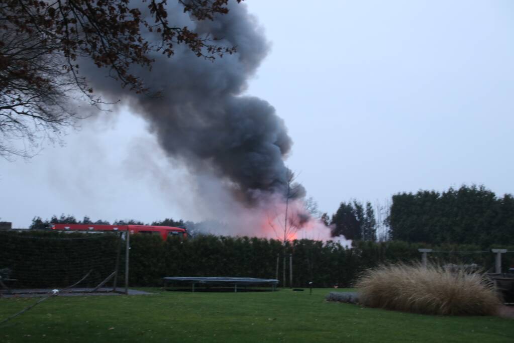 Vuurwerk zet berg afval in brand