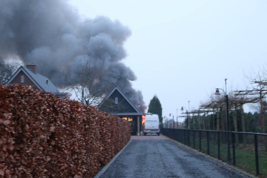 Vuurwerk zet berg afval in brand