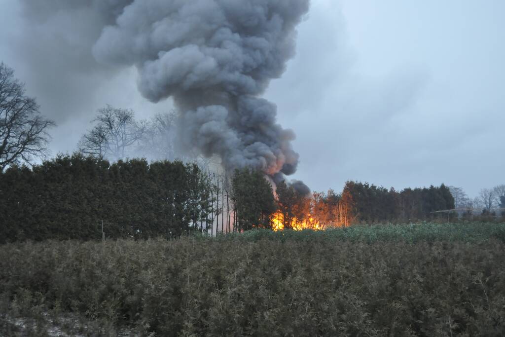 Vuurwerk zet berg afval in brand