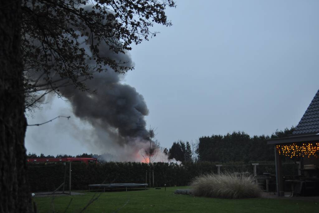 Vuurwerk zet berg afval in brand