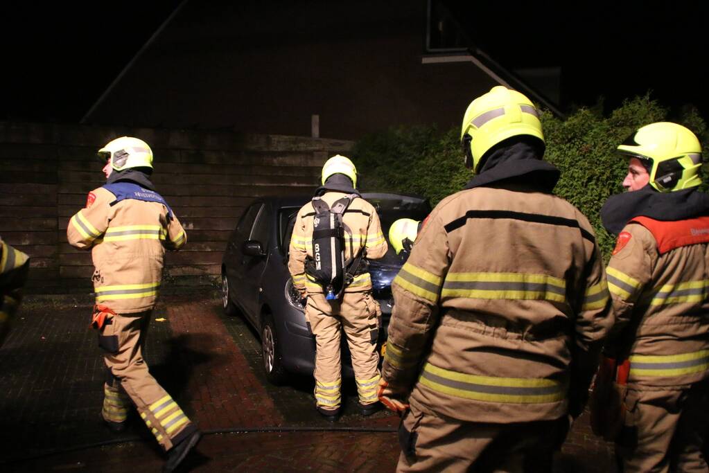 Buurtbewoners blussen autobrand