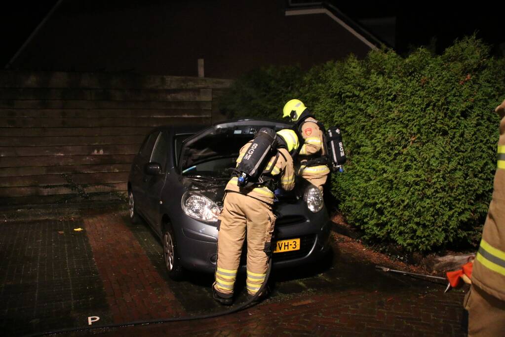 Buurtbewoners blussen autobrand