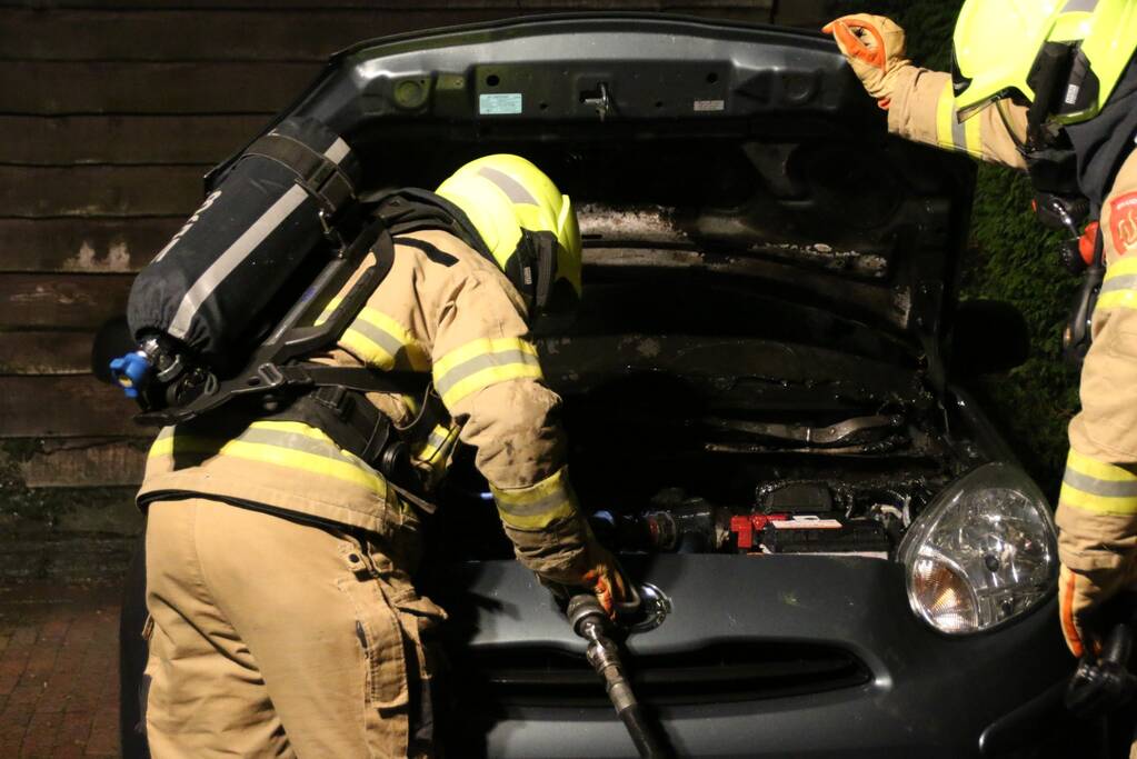 Buurtbewoners blussen autobrand