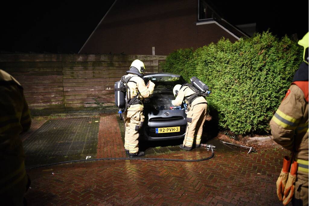 Buurtbewoners blussen autobrand