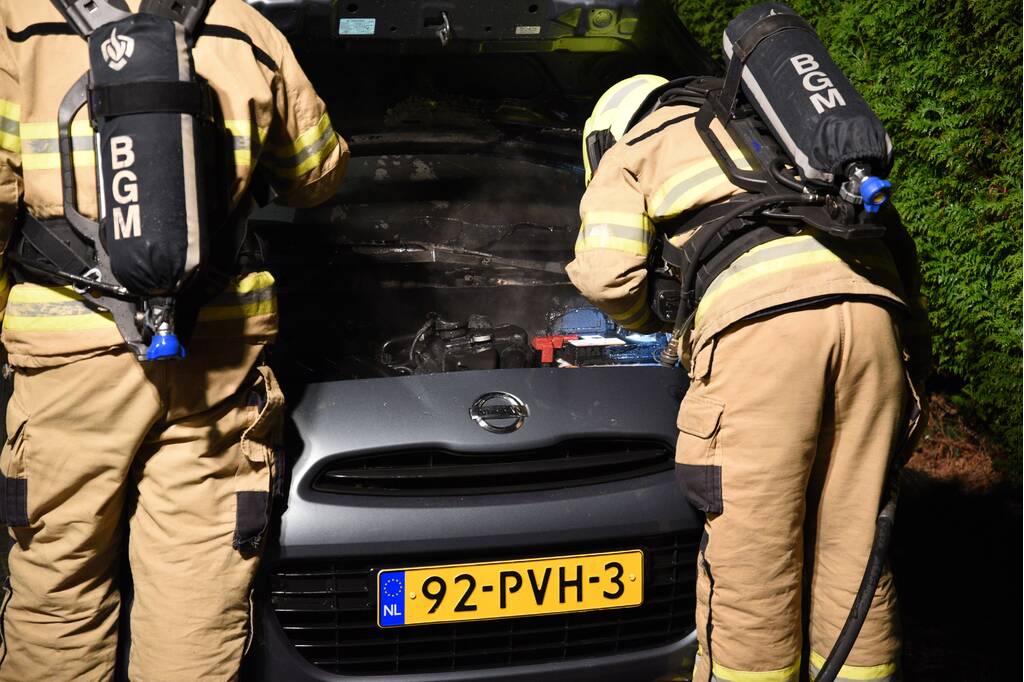 Buurtbewoners blussen autobrand