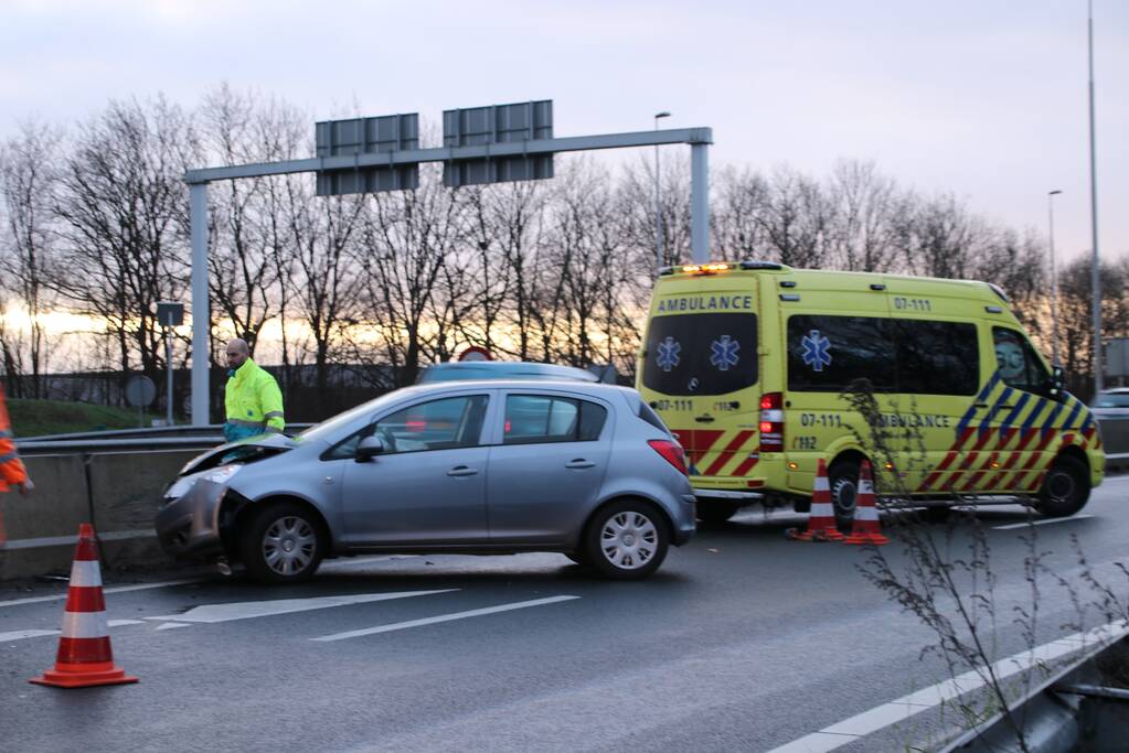 Auto klapt op vangrail