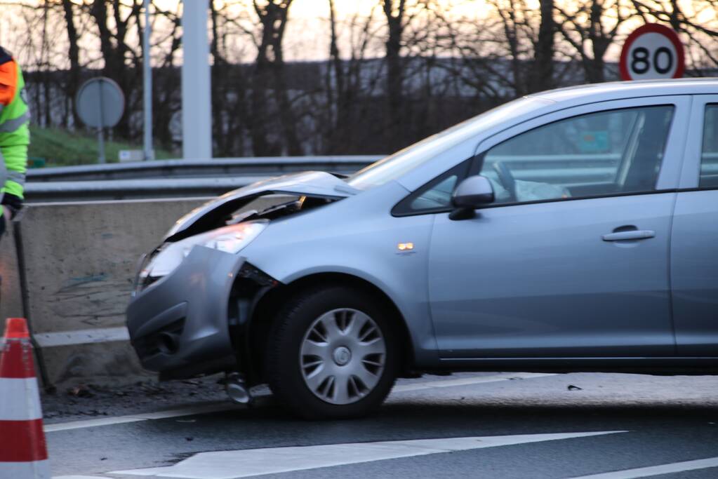 Auto klapt op vangrail