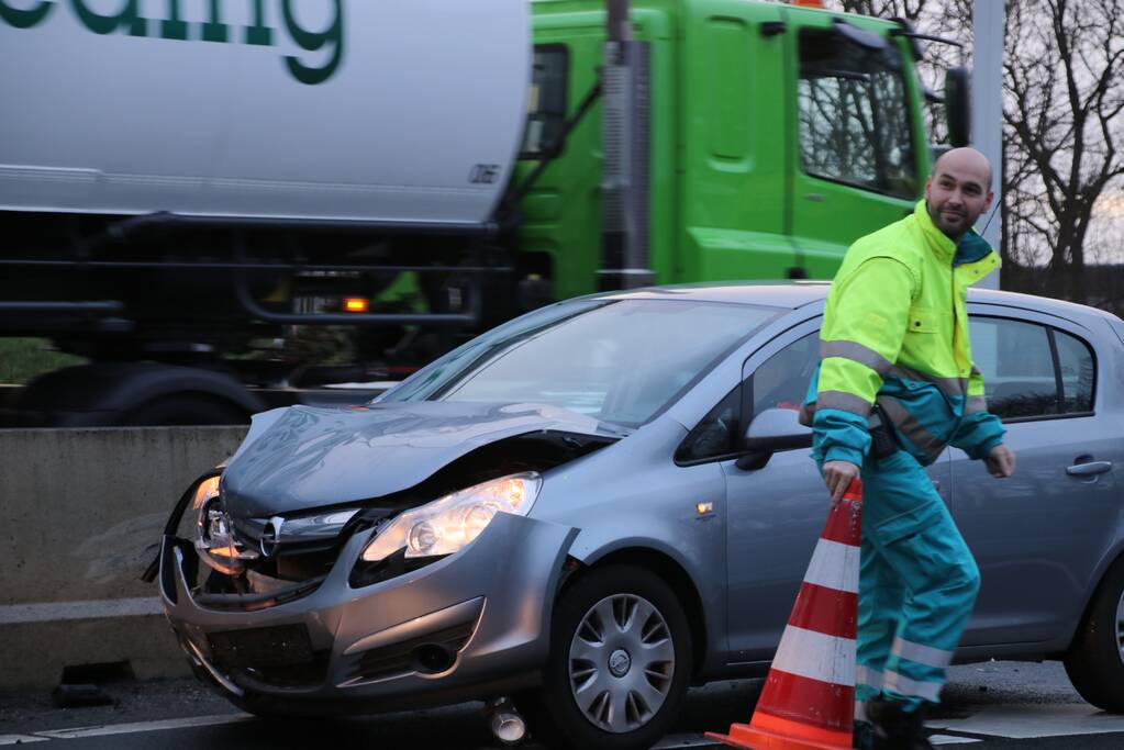 Auto klapt op vangrail