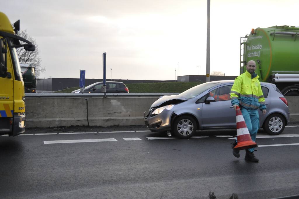 Auto klapt op vangrail