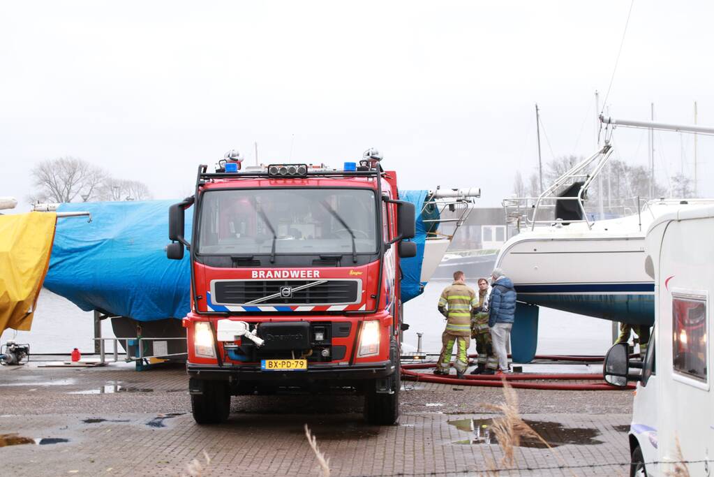 Reddingspoging van boot valt in het water