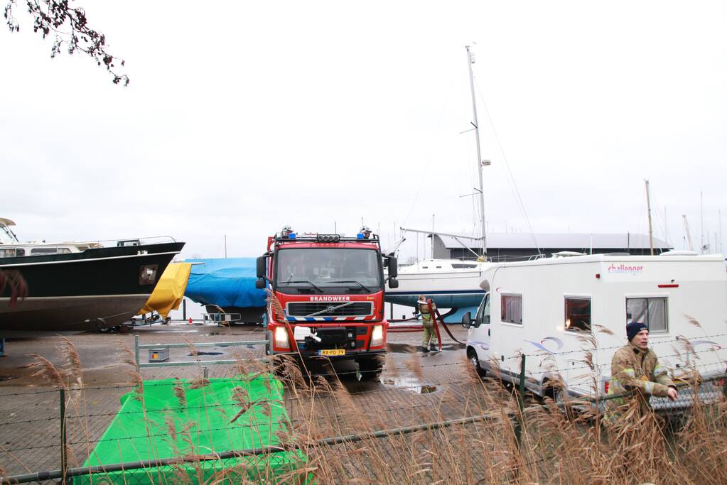 Reddingspoging van boot valt in het water