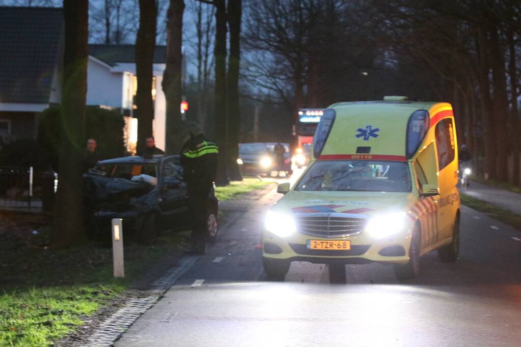 Gewonde bij botsing tegen boom