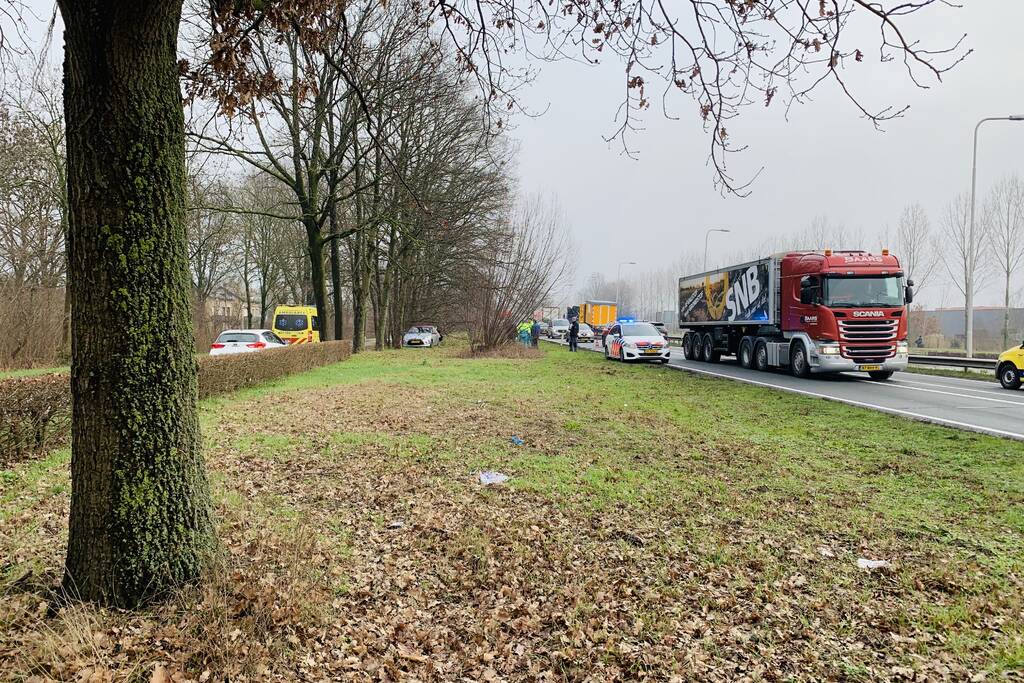 Auto belandtt in bosschages na aanrijding met vrachtwagen