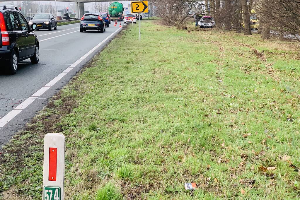 Auto belandtt in bosschages na aanrijding met vrachtwagen