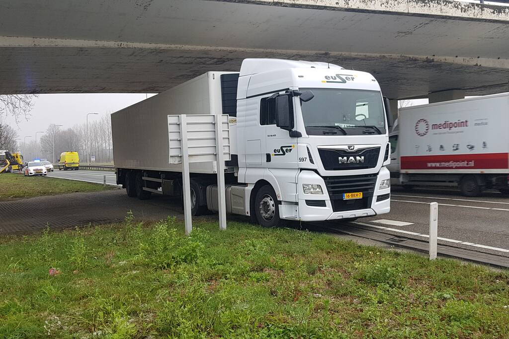 Auto belandtt in bosschages na aanrijding met vrachtwagen