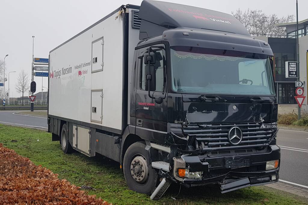 Auto belandtt in bosschages na aanrijding met vrachtwagen