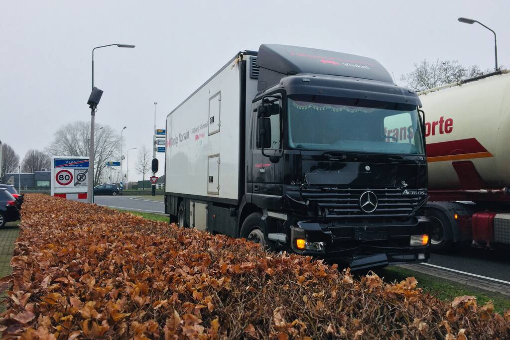 Auto belandtt in bosschages na aanrijding met vrachtwagen