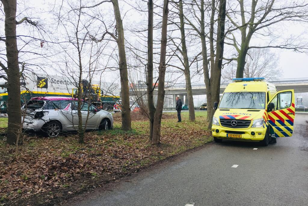 Auto belandtt in bosschages na aanrijding met vrachtwagen