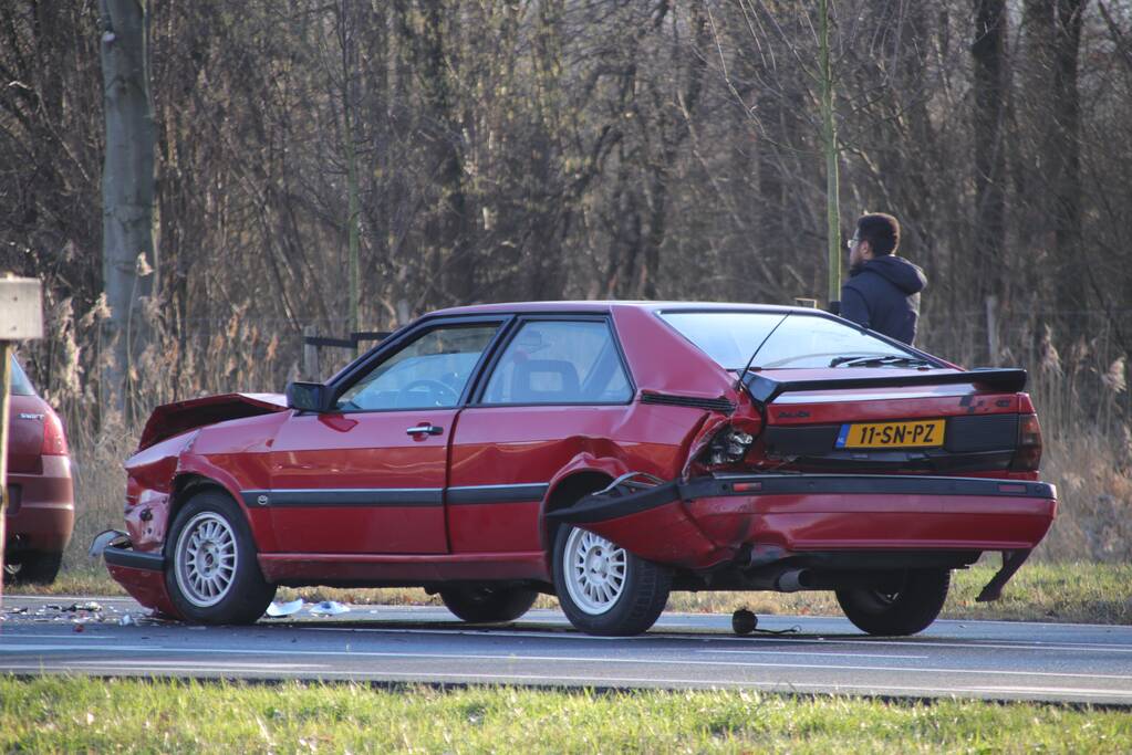 Oldtimer total loss bij kop-staartbotsing met drie voertuigen