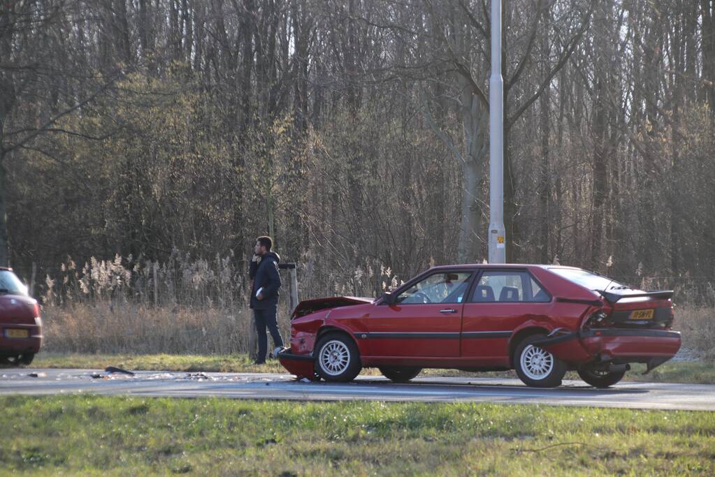 Oldtimer total loss bij kop-staartbotsing met drie voertuigen