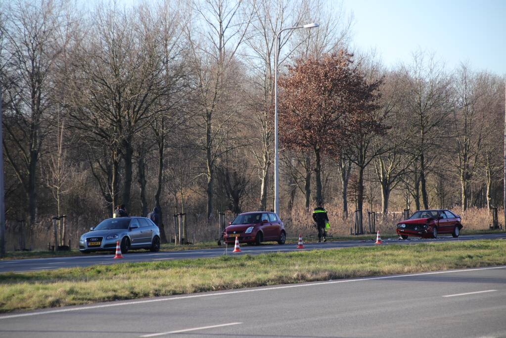 Oldtimer total loss bij kop-staartbotsing met drie voertuigen