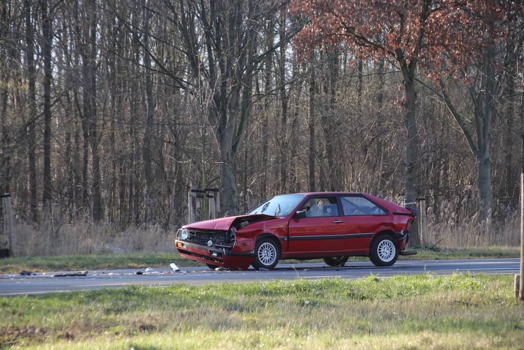 Oldtimer total loss bij kop-staartbotsing met drie voertuigen