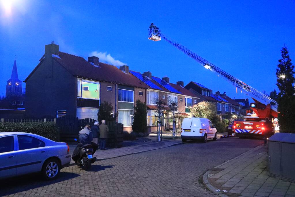 Veel rook bij schoorsteenbrand