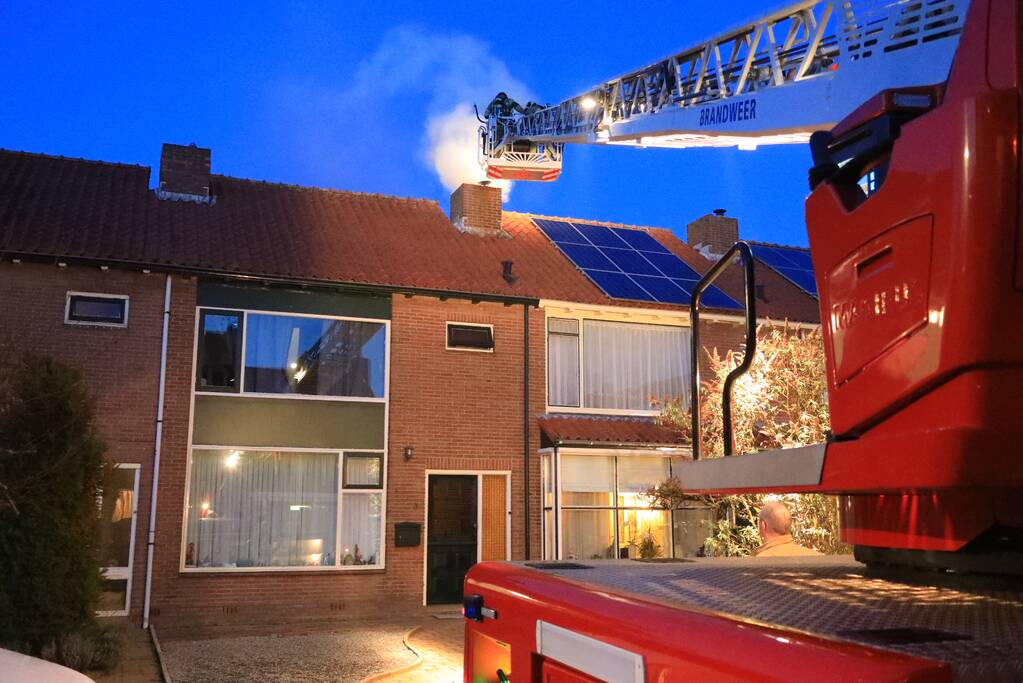 Veel rook bij schoorsteenbrand