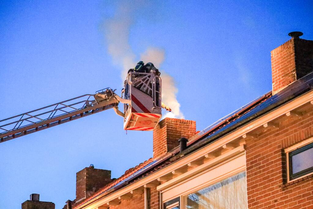 Veel rook bij schoorsteenbrand