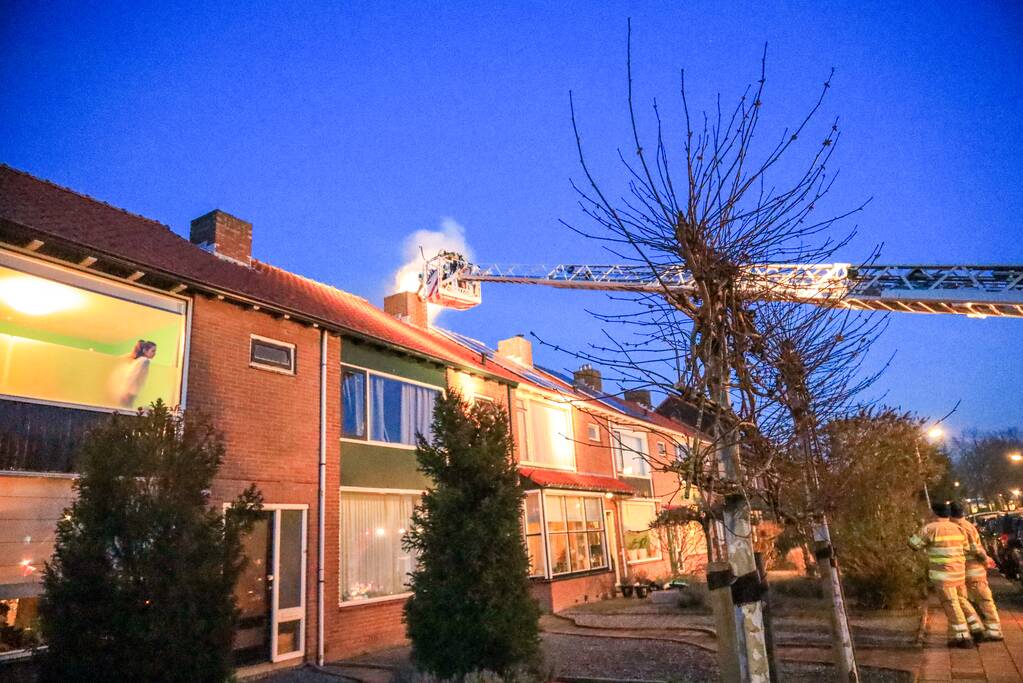 Veel rook bij schoorsteenbrand