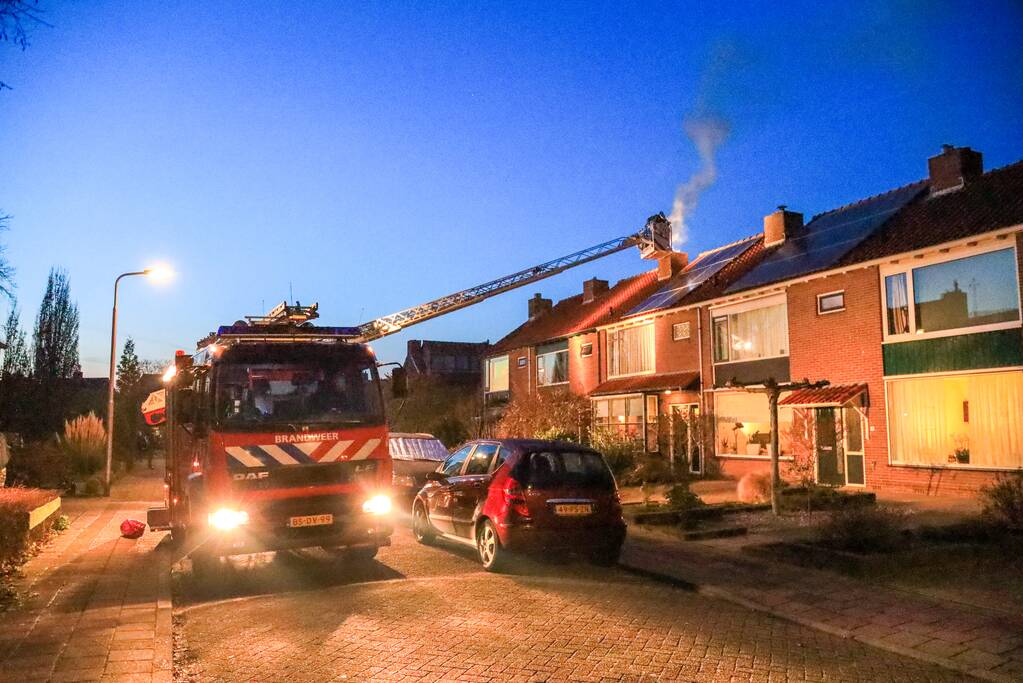 Veel rook bij schoorsteenbrand