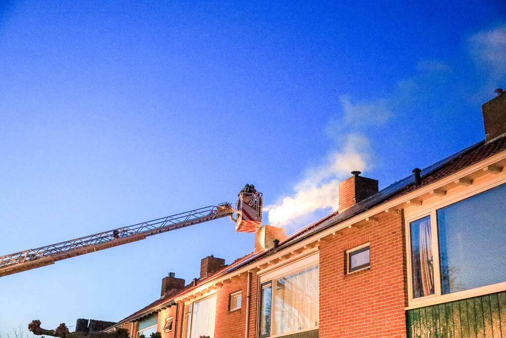 Veel rook bij schoorsteenbrand